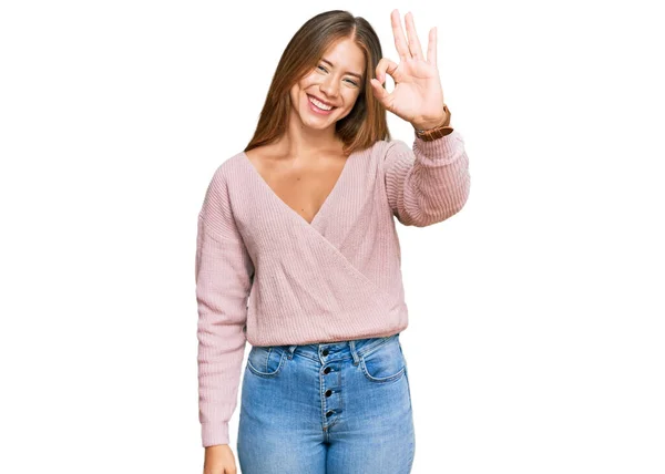 Piękna Blondynka Ubrana Luźny Różowy Sweter Zimowy Uśmiecha Się Pozytywnie — Zdjęcie stockowe