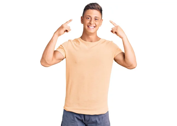 Joven Hombre Guapo Con Ropa Casual Sonriendo Apuntando Cabeza Con —  Fotos de Stock