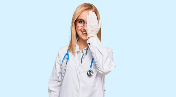 Mulher Branca Bonita Vestindo Uniforme Médico Estetoscópio Cobrindo Olho Com — Fotografia de Stock