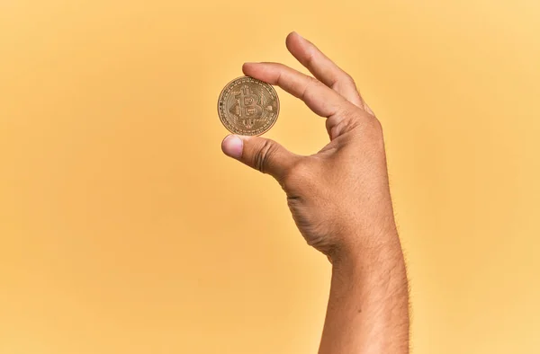 Młoda Latynoska Ręka Trzyma Bitcoin Nad Odizolowanym Żółtym Tłem — Zdjęcie stockowe
