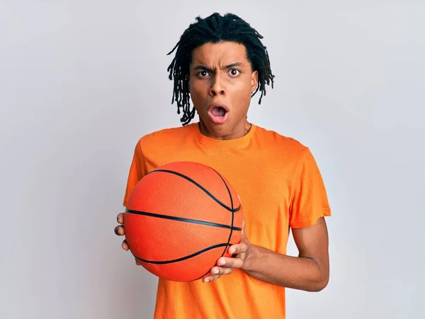 Jovem Afro Americano Segurando Bola Basquete Rosto Choque Parecendo Cético — Fotografia de Stock