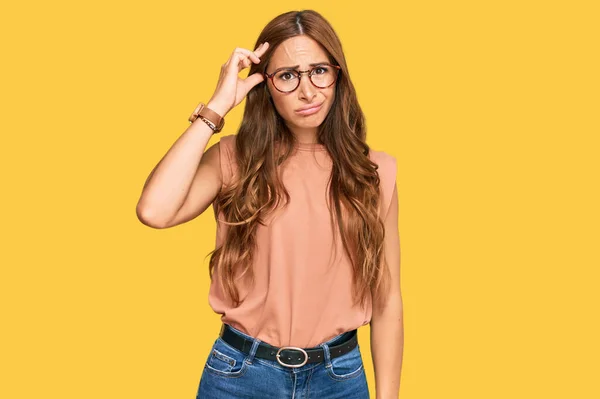 Jeune Femme Hispanique Portant Des Vêtements Des Lunettes Décontractés Inquiet — Photo