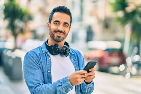 Young Hispanic Man Smiling Happy Using Smartphone Headphones City — Stock Photo, Image