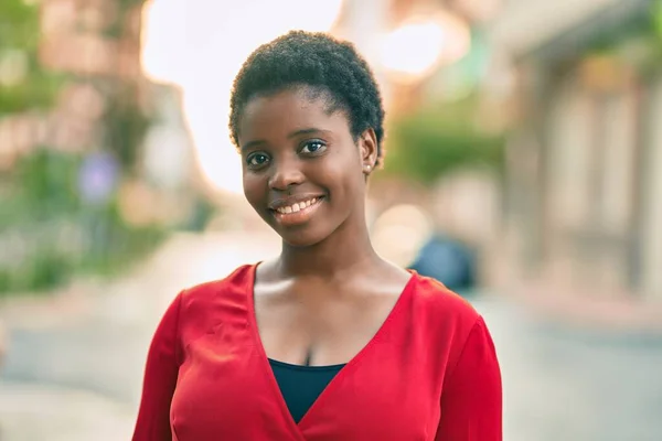 Young African American Woman Smiling Happy Standing City — Stock Photo, Image