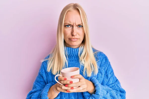 Ung Blond Flicka Bär Vinter Tröja Och Dricka Kopp Varmt — Stockfoto