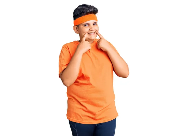 Kleiner Junge Sportkleidung Der Mit Offenem Mund Lächelt Die Finger — Stockfoto