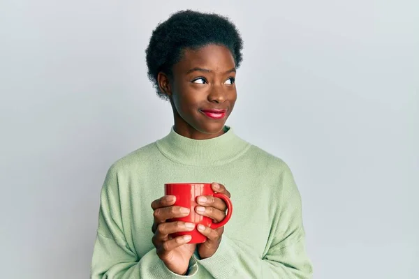 Jovem Afro Americana Bebendo Uma Xícara Café Sorrindo Olhando Para — Fotografia de Stock