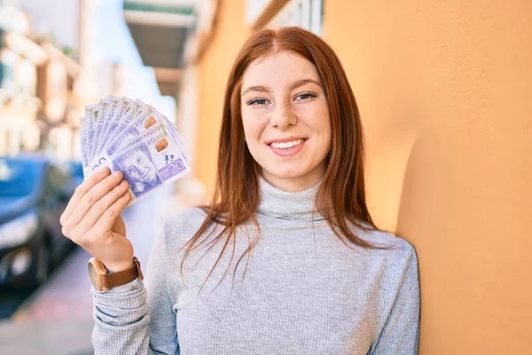 Joven Adolescente Irlandesa Sonriendo Feliz Sosteniendo Billetes Corona Sueca Ciudad — Foto de Stock