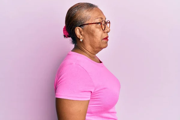 Senior Africano Americano Mulher Vestindo Roupas Casuais Óculos Olhando Para — Fotografia de Stock