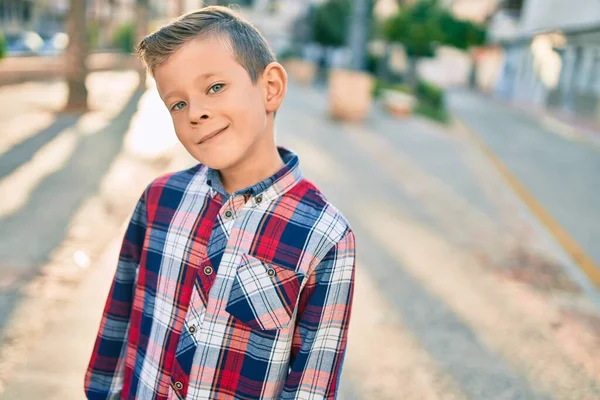 Adorabile Ragazzo Caucasico Sorridente Felice Piedi Alla Città — Foto Stock