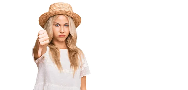 Młoda Blondynka Letniej Czapce Wyglądająca Nieszczęśliwą Wściekłą Wykazująca Odrzucenie Negatyw — Zdjęcie stockowe