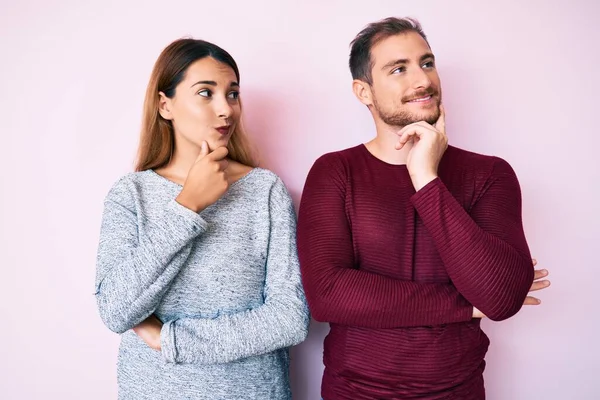 Schönes Paar Lässiger Kleidung Mit Der Hand Kinn Die Über — Stockfoto