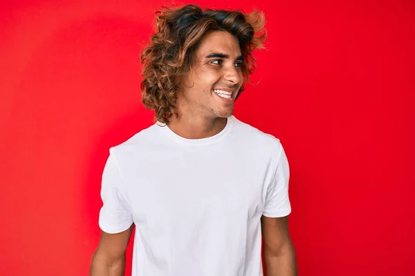 Jeune Homme Hispanique Portant Shirt Blanc Décontracté Regardant Côté Avec — Photo