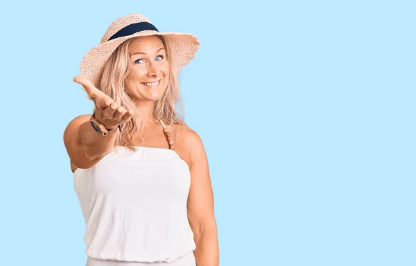 Middle Age Fit Blonde Woman Wearing Summer Hat Smiling Friendly — Stock Photo, Image