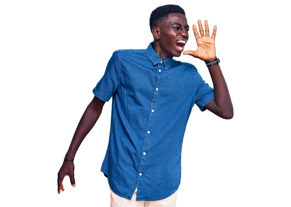 Sıradan Kıyafetler Giymiş Genç Afro Amerikalı Adam Ele Tutuşarak Bağırıyor — Stok fotoğraf
