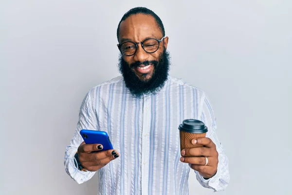 Joven Afroamericano Hombre Usando Teléfono Inteligente Bebiendo Una Taza Café —  Fotos de Stock