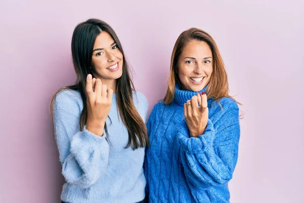 Hispanic Family Mother Daughter Wearing Wool Winter Sweater Beckoning Come — Stock Photo, Image