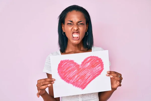 Jovem Afro Americana Segurando Coração Desenhar Irritado Louco Gritando Frustrado — Fotografia de Stock