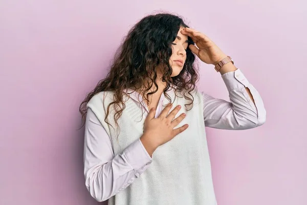 Jonge Brunette Vrouw Met Krullend Haar Dragen Casual Kleding Aanraken — Stockfoto