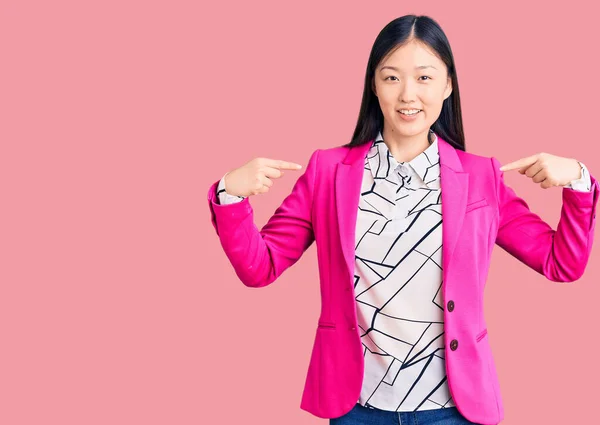 Ung Vacker Kinesisk Kvinna Bär Eleganta Kläder Ser Säker Med — Stockfoto