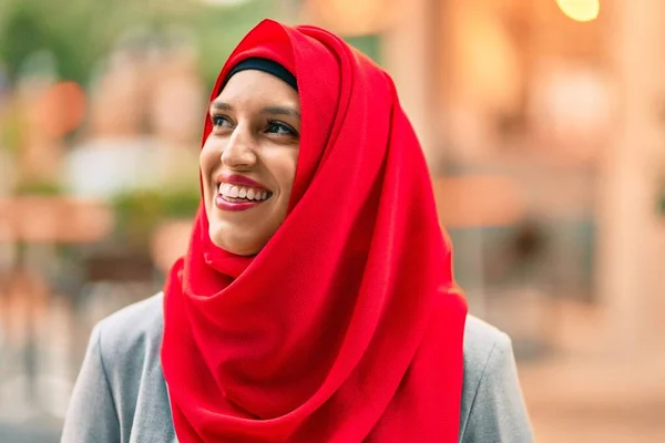 Młoda Arabka Hidżabie Uśmiechnięta Miasta — Zdjęcie stockowe