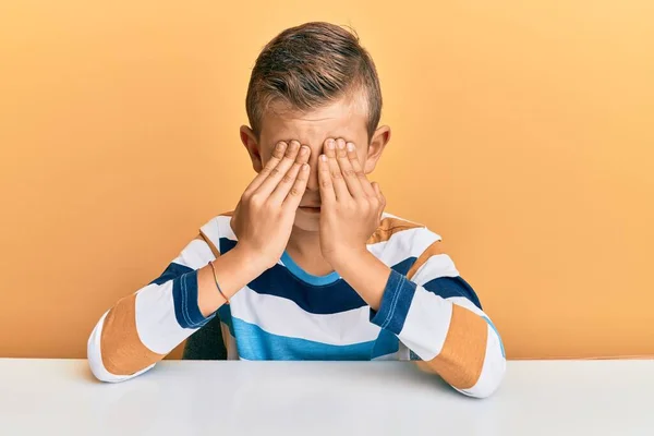 Adorabile Ragazzo Caucasico Che Indossa Abiti Casual Seduto Sul Tavolo — Foto Stock