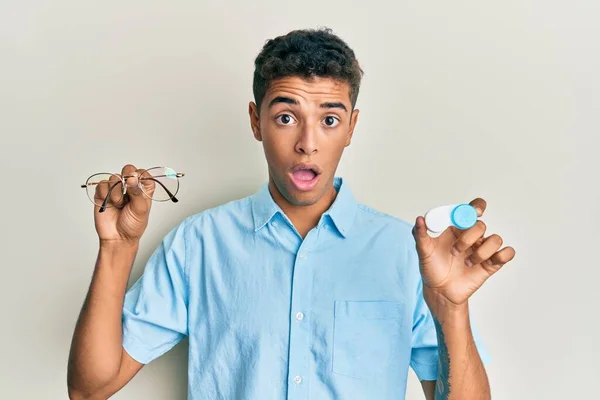 Joven Hombre Afroamericano Guapo Sosteniendo Gafas Lentes Contacto Cara Choque —  Fotos de Stock