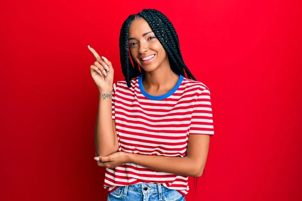 Mooie Latijns Amerikaanse Vrouw Casual Kleding Met Een Grote Glimlach — Stockfoto