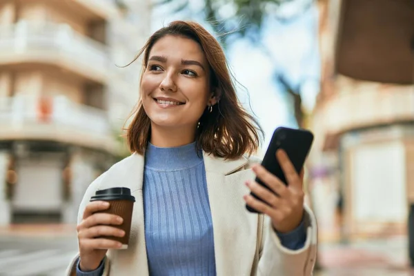 Genç Spanyol Kadın Akıllı Telefon Kullanıyor Şehirde Kahve Içiyor — Stok fotoğraf