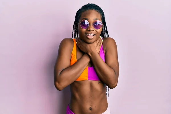 Genç Afro Amerikan Kadın Bikini Güneş Gözlüğü Takmış Bağırıyor Boğuluyor — Stok fotoğraf