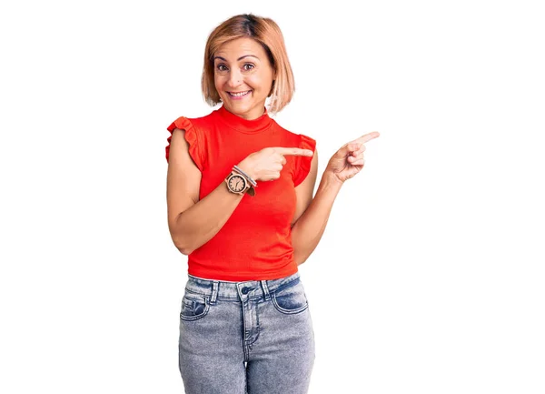 Mujer Rubia Joven Vistiendo Ropa Casual Sonriendo Mirando Cámara Apuntando — Foto de Stock