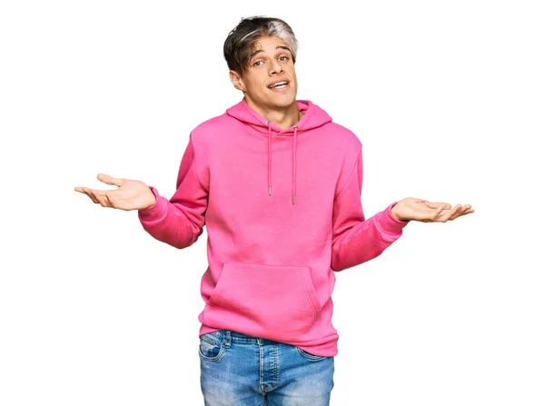 Jovem Hispânico Vestindo Camisola Rosa Casual Sem Noção Expressão Confusa — Fotografia de Stock