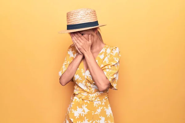 Hermosa Mujer Rubia Vacaciones Con Sombrero Verano Vestido Sobre Fondo —  Fotos de Stock