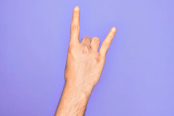 Mano Joven Caucásico Mostrando Los Dedos Sobre Fondo Púrpura Aislado — Foto de Stock