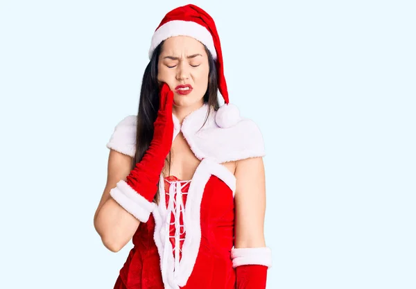 Jovem Bela Mulher Caucasiana Vestindo Traje Papai Noel Tocando Boca — Fotografia de Stock