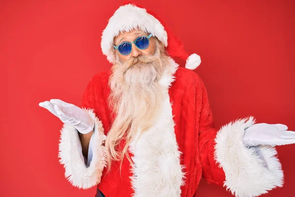 Staruszek Kostiumie Świętego Mikołaja Okularach Przeciwsłonecznych Nieświadomy Zdezorientowany Wyraz Twarzy — Zdjęcie stockowe