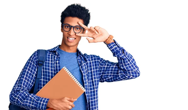 Junger Afrikanisch Amerikanischer Mann Studentenrucksack Buch Mit Friedenssymbol Über Dem — Stockfoto