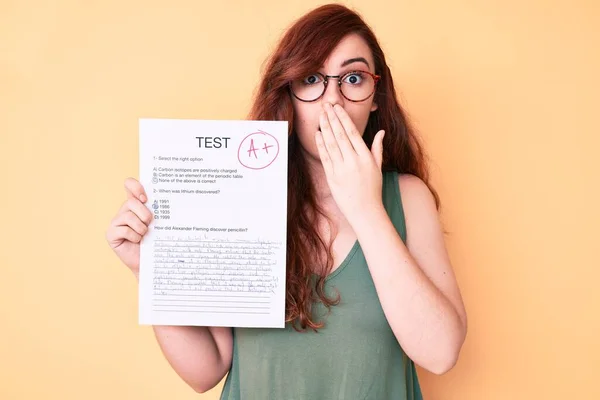 Ung Vacker Kvinna Visar Godkänd Examen Täcker Munnen Med Handen — Stockfoto
