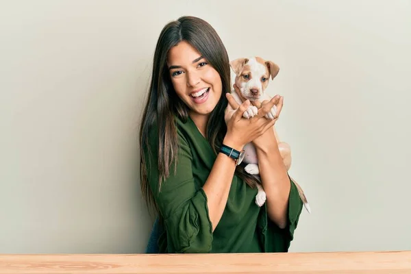 Menina Hispânica Jovem Sorrindo Feliz Abraçando Cão Sentado Mesa Sobre — Fotografia de Stock