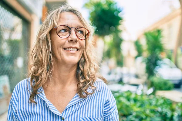 Mujer Caucásica Mediana Edad Sonriendo Feliz Pie Ciudad —  Fotos de Stock