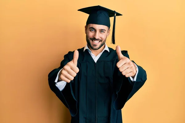 Giovane Uomo Ispanico Indossa Berretto Laurea Abito Cerimonia Approvazione Facendo — Foto Stock