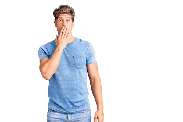 Homem Bonito Jovem Vestindo Roupas Casuais Entediado Bocejo Cansado Cobrindo — Fotografia de Stock