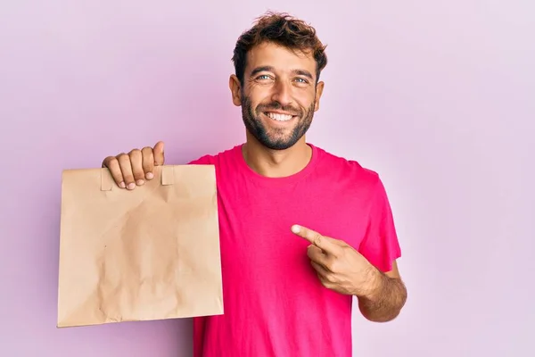 Bonito Homem Com Barba Segurando Tirar Saco Papel Sorrindo Feliz — Fotografia de Stock