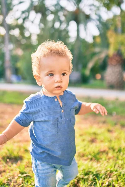 Niño Lindo Feliz Divirtiéndose Parque Día Soleado Hermoso Pelo Rubio —  Fotos de Stock