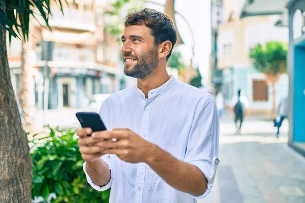 Knappe Man Met Baard Draagt Casual Wit Shirt Een Zonnige — Stockfoto