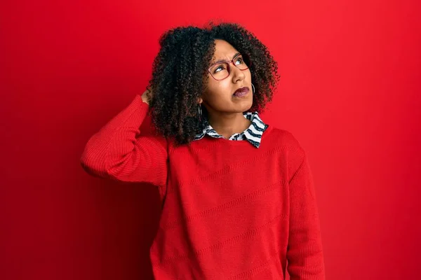Gyönyörű Afro Amerikai Afro Haj Visel Pulóver Szemüveg Zavaros Kíváncsi — Stock Fotó
