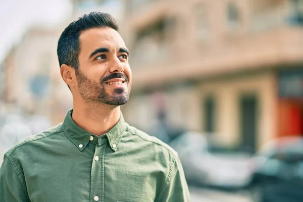 Ung Latinamerikansk Man Ler Lycklig Stående Vid Staden — Stockfoto