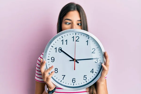 Joven Morena Sosteniendo Gran Reloj Cubriendo Cara Haciendo Cara Pez —  Fotos de Stock