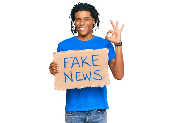 Jonge Afro Amerikaanse Man Met Nep Nieuws Banner Doet Teken — Stockfoto