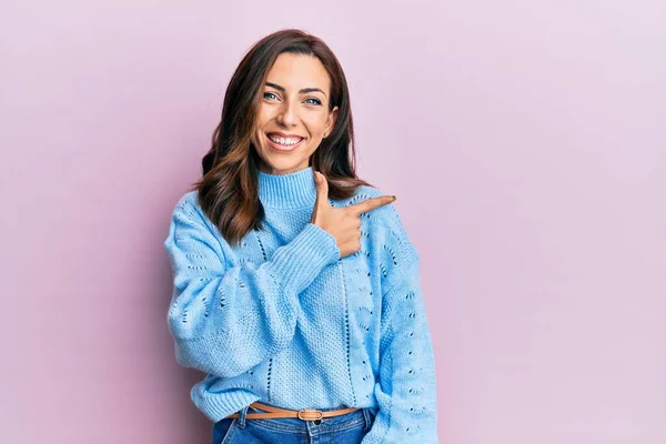 Junge Brünette Frau Trägt Lässigen Winterpullover Über Rosa Hintergrund Fröhlich — Stockfoto